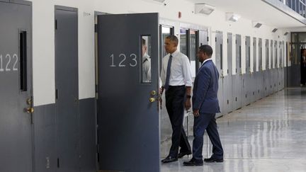 &nbsp; (Barack Obama en visite dans la maison d’arrêt fédérale d’El Reno, dans l’Oklahoma © Reuters/Kevin Lamarque)