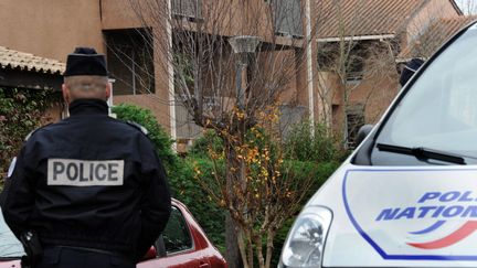 Un policier en faction devant le lieu o&ugrave; un p&egrave;re de famille est soup&ccedil;onn&eacute; d'avoir projet&eacute; son fils, lundi 25 novembre 2013, &agrave; Toulouse (Haute-Garonne). (MAXPPP)