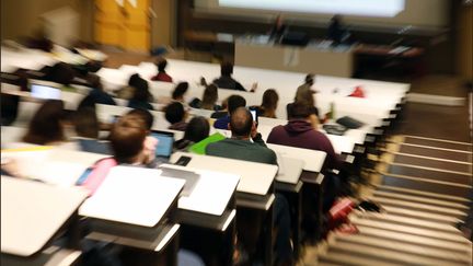 Des jeunes étudiants suivent un cours dans un amphithéâtre d'une faculté de Paris. Photo d'illustration. (MAXPPP)