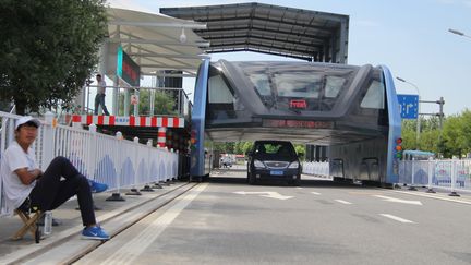 Un prototype du bus TEB-1 avait été testé sur une piste dans la ville de Qinhuangdao (Chine), le 2 août 2016. (ZHAO NAIYU / IMAGINECHINA / AFP)