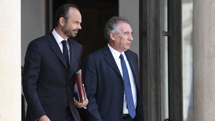 Le Premier ministre, Edouard Philippe, et le garde des Sceaux, François Bayrou, à la sortie du conseil des ministres, à l'Elysée (Paris), le 31 mai 2017. (STEPHANE DE SAKUTIN / AFP)