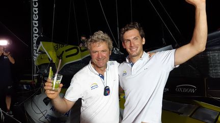 Charlie Dalin (à droite) et Yann Eliès (à gauche) après leur victoire sur la Transat Jacques Vabre.&nbsp; (FABRICE RIGOBERT / DIR SPORTS)