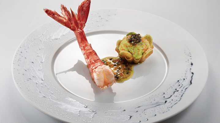 Gambas carabineros cuit en vapeur de sel et parfumée à la rose Centifolia, la recette du chefr Christophe Schmitt au restaurant Le Faventia, dans le Var. (TERRE BLANCHE RESORT)