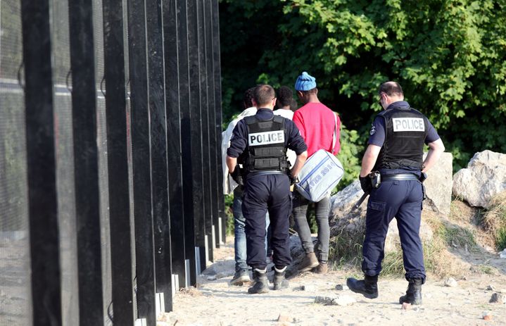 Des policiers évacuent les migrants après la distribution de repas à Calais (Pas-de-Calais), le 21 juin 2017. (MAXPPP)