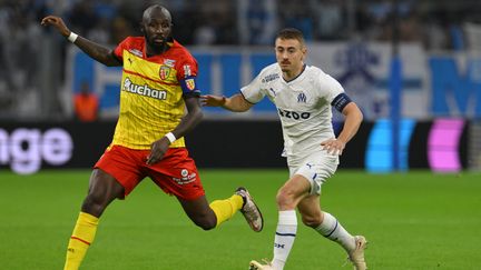 Le Lensois Seko Fofana (à gauche) et le Marseillais Valentin Rongier (à droite) au duel, le 22 octobre 2022. (NICOLAS TUCAT / AFP)