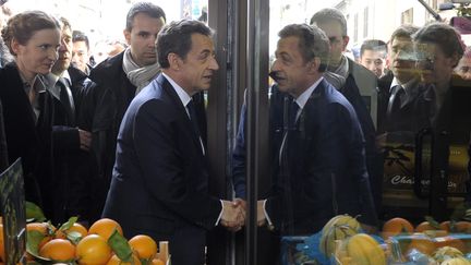 Nicolas Sarkozy rend visite &agrave; des commer&ccedil;ants, mardi 24 avril &agrave; Longjumeau (Essonne). (CHRISTOPHE KARABA / MAXPPP)