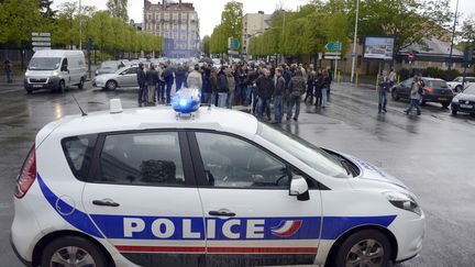 Plusieurs dizaines de policiers manifestent entre le commissariat et la cit&eacute; judiciaire, &agrave; Rennes (Ille-et-Vilaine), le 27 avril 2012. (DAMIEN MEYER / AFP)