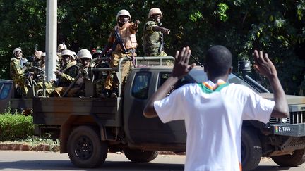 Des soldats burkinab&eacute;s mena&ccedil;ant un manifestant de l'opposition, dimanche 2 novembre 2014 &agrave; Ouagadougou (Burkina Faso). (ISSOUF SANOGO / AFP)