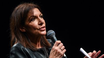 Anne Hidalgo, maire de Paris et candidate du Parti socialiste à l'élection présidentille,&nbsp;donne un discours lors d'un meeting à Laval (Mayenne), le 27 janvier 2022. (JEAN-FRANCOIS MONIER / AFP)