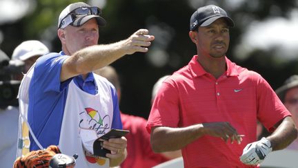 Tiger Woods écoute les conseils de son caddie, Joe LaCava. (VERN VERNA / MAXPPP)