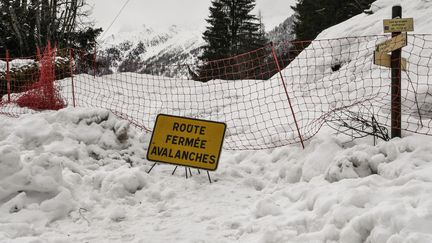 Une route fermée à cause d'une avalanche, le 9 janvier 2018 aux Houches, près de Chamonix (Haute-Savoie). (PHILIPPE DESMAZES / AFP)