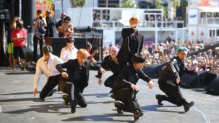 Le group de K-Pop Monsta X sur scène au iHeart Music Festival à Las Vegas (Etats-Unis) le 21 septembre 2019. (MATT WINKELMEYER / GETTY IMAGES NORTH AMERICA)