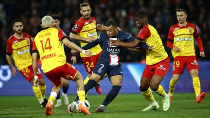 Kylian Mbappé face à Lens, le 15 avril 2023 en Ligue 1. (ANNE-CHRISTINE POUJOULAT / AFP)