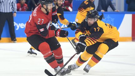 Marcus Kink (Allemagne) à la lutte avec Codu Goloubef (Canada) (TOBIAS HASE / DPA)