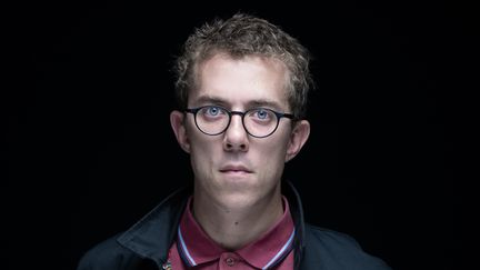 Le journaliste Valentin Gendrot pose, le 1er septembre 2020 à Paris. (JOEL SAGET / AFP)