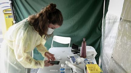 Une infirmière vérifie les résultats d'un test antigénique, le 6 juillet 2022, à Paris.&nbsp; (ALAIN JOCARD / AFP)