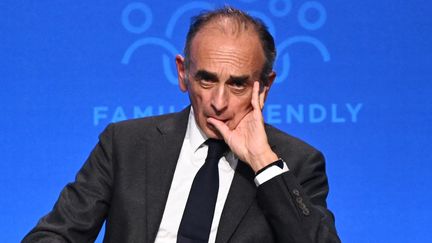 Le journaliste et polémiste Eric Zemmour lors d'un colloque à Budapest (Hongrie) le 24 septembre 2021 (ATTILA KISBENEDEK / AFP)