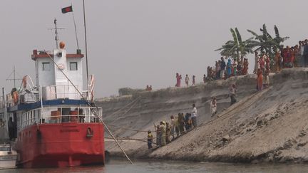 Le bateau Friendship, un hopital flottant créé par Yves Marre, il va au secours des poulations isolées par la montée des eaux au Bengladesh.&nbsp; (GERARD FELDZER / RADIO FRANCE)