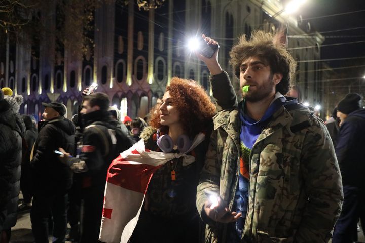 Des manifestants réclament de nouvelles élections législatives pour la quinzième soirée de rang, le 12 décembre 2024 à Tbilissi (Géorgie). (FABIEN MAGNENOU / FRANCEINFO)