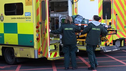 Des ambulanciers du NHS devant un hôpital de Londres, en Grande-Bretagne, le 07 décembre 2022. (ANDY RAIN / EPA / MAXPPP)