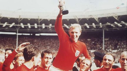 &nbsp; (Le capitaine anglais Bobby Moore soulève la coupe devant ses supporters © AP/SIPA)