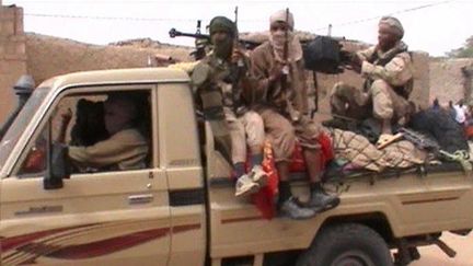 Des combattants du groupe islamiste Ansar Dine &agrave; Tombouctou, dans le nord du Mali, le 3 avril 2012. (AFPTV / FRANCE 2 )