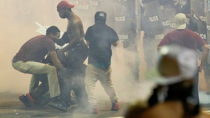 Le face-à-face a dégénéré au milieu de la nuit,&nbsp;les forces de l'ordre faisant usage de grenades lacrymogènes.&nbsp; (JASON MICZEK / REUTERS)