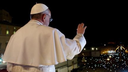 Jorge Bergoglio, au balcon de la basilique Saint-Pierre, le 13 mars 2010, apr&egrave;s avoir &eacute;t&eacute; &eacute;lu pape.&nbsp; (AFP / OSSERVATORE ROMANO)