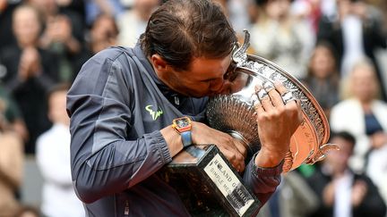 Rafael Nadal va-t-il céder la coupe cette année à Roland Garros, après douze victoires ? (photo d'illustration de la victoire de l'Espagnol en 2019). (PHILIPPE LOPEZ / AFP)