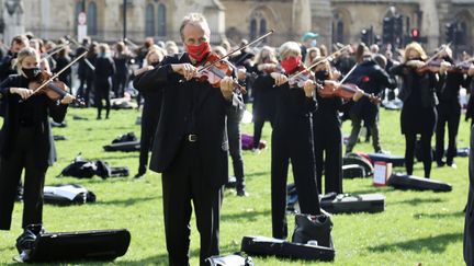 Des musicens ont donné un très court concert devant le parlement britannique à Londres pour alerter sur leur situation économique, le mardi 6 octobre 2020. (HASAN ESEN / ANADOLU AGENCY)