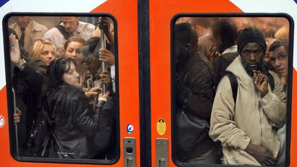 Des voyageurs dans une rame du RER B, le 21 juin 2011 &agrave; la gare du Nord, &agrave; Paris. (BERTRAND GUAY / AFP)