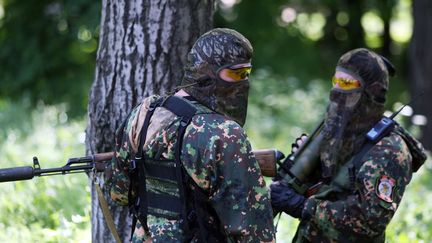 Deux miliciens pro-Russes sur la route de l'a&eacute;roport de Donetsk, en Ukraine, le 26 mai 20114 (ALEXANDER KHUDOTEPLY / AFP)