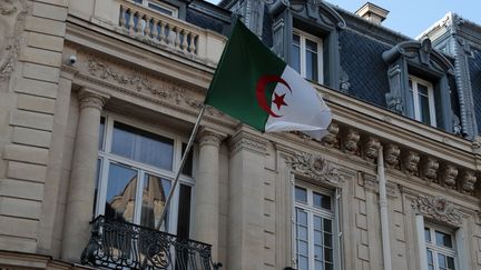 Le drapeau algérien sur la façade de l'ambassade à Paris, le 23 juillet 2021. (JOEL SAGET / AFP)