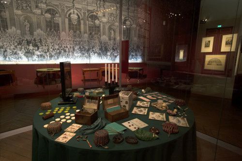 Table de jeux XVIIe siècle, château de Versailles, vue de l'exposition Fêtes et divertissements à la cour
 (Château de Versailles, Didier Saulnier)