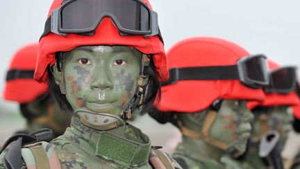 Exercice paramilitaire pour des soldates ta&iuml;wanaises &agrave; Hsinchu (Ta&iuml;wan), le 19 avril 2012. (MANDY CHENG / AFP)