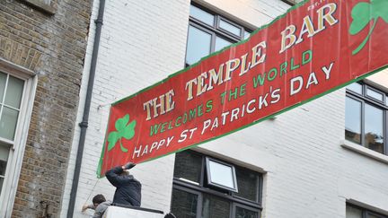 &nbsp; (Pose d'une banderole devant le Temple Bar à Dublin, le 11 mars 2016  © Jean-Christophe Bourdillat - Radio France)