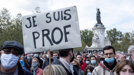 Rassemblement place de la République, à Paris, en hommage&nbsp;à Samuel Paty, l'enseignant assassiné vendredi 16 octobre. (BRUNO LEVESQUE / MAXPPP)