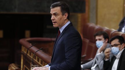 Le Premier ministre espagnol, Pedro Sanchez, le 20 mai 2020, lors d'un discours devant la chambre basse du Parlement, à Madrid. (BALLESTEROS/EFE/SIPA / EFE)