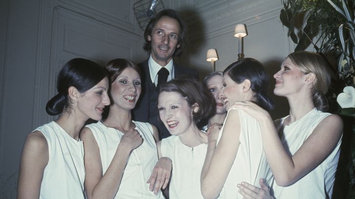 Marc Bohan, directeur artistique de la maison Dior, avec des mannequins en 1972 (ALAIN DEJEAN / SYGMA)