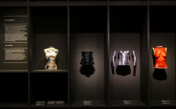 Exposition "Frida Kahlo. Au-delà des apparences" au Palais Galliera&nbsp;: réinterprétation des corsets par Givenchy by Alexander Mc Queen (LAURENT JULLIAND)