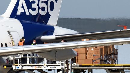 Une cargaison de masques de protection, arrivée depuis la Chine et transportée par un Airbus A350, sur le tarmac de l'aéroport de Toulouse-Blagnac, le 5 avril 2020. (REMY GABALDA / AFP)