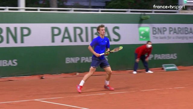 Luca Van Assche se défend face à Henri Laaksonen