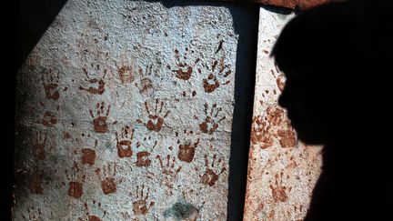 Une Rom se prom&egrave;ne dans un camp o&ugrave; elle vit &agrave; Rasadnik (Kosovo), le 3 avril 2010. (DIMITAR DILKOFF / AFP)