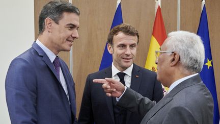 Le Premier ministre espagnol Pedro Sanchez, le président de la République française Emmanuel Macron et le Premier ministre portugais Antonio Costa, le 20 octobre 2022 lors d'une rencontre à Bruxelles au sujet du projet de gazoduc MidCat.
  (HORST WAGNER / MAXPPP)