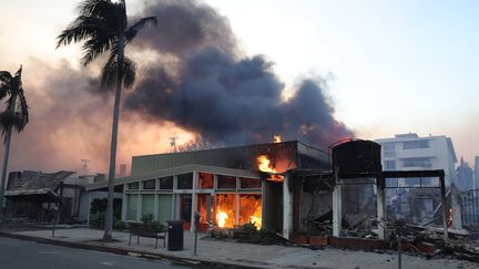 Un bâtiment en feu dans le quartier de Pacific Palisades, où l'un des incendies déclarés à Los Angeles fait rage, le 8 janvier 2024. (FAYE'S VISION / COVER IMAGES / SIPA)