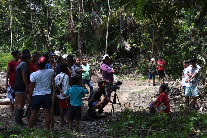 Les Tikuna se forment au documentaire avec l'aide des Matis. (LINA VANEGAS / AFP)