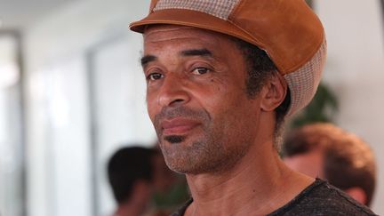 Yannick Noah lors d'une vente aux ench&egrave;res pour les Vendanges du C&oelig;ur (une op&eacute;ration caritative), &agrave; Ouveillan (Aude), le 6 juillet 2012. (ALAIN ROBERT / APERCU / SIPA)