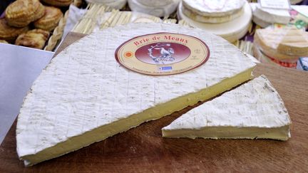 Un brie de Meaux sur un marché de Fontainebleau (Seine-et-Marne), le 8 février 2018. (TRIPELON-JARRY / AFP)