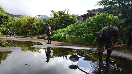 Des militaires honduriens cherchent des foyers larvaires.
 
En 2012, 8.000 personnes ont contracté la fièvre et deux en sont mortes. (AFP PHOTO /Orlando SIERRA)