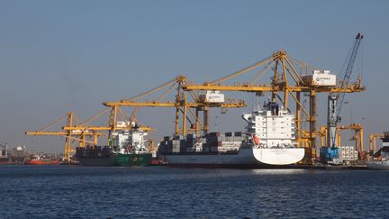 Vue du port de Dakar, capitale du Sénégal, sur lequel, 2700 tonnes de nitrate d'ammonium ont été entreposées. Photo, le 8 février 2013. (Nicolas Thibaut / Photononstop / Photononstop via AFP)